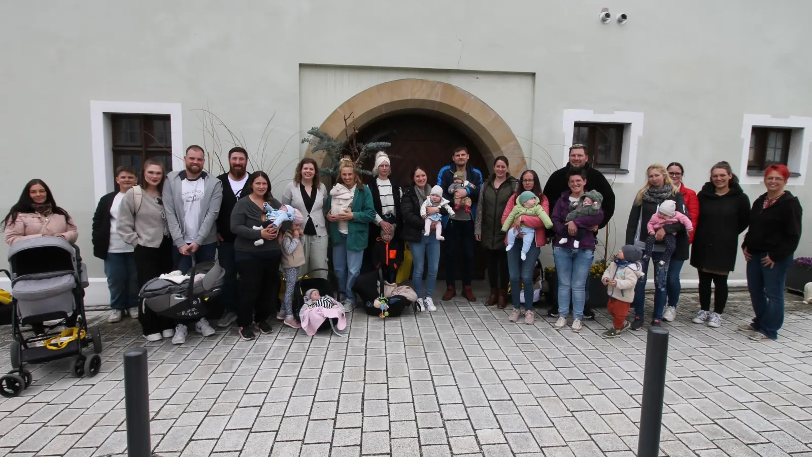 16 jüngste Pressather und ihre Eltern hieß die Stadt bei ihrem traditionellen Empfang junger Familien im Dostlerhaus willkommen. (Bild: Bernhard Piegsa )