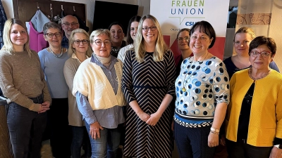 Auf weitere zwei Jahre erhielten die Mitglieder in der Frauenunion Schirmitz die Zustimmung den Verband zu führen. 1. Vorsitzende ist wieder Ariane Heigl (5. von rechts). (Bild: Reinhard Kreuzer)