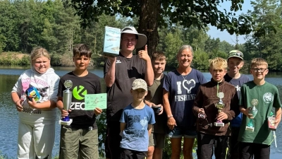 Einige Teilnehmer am Jugendzeltlager mit Jugendleiterin Cristi Brewitzer (Bild: Cristi Brewitzer)