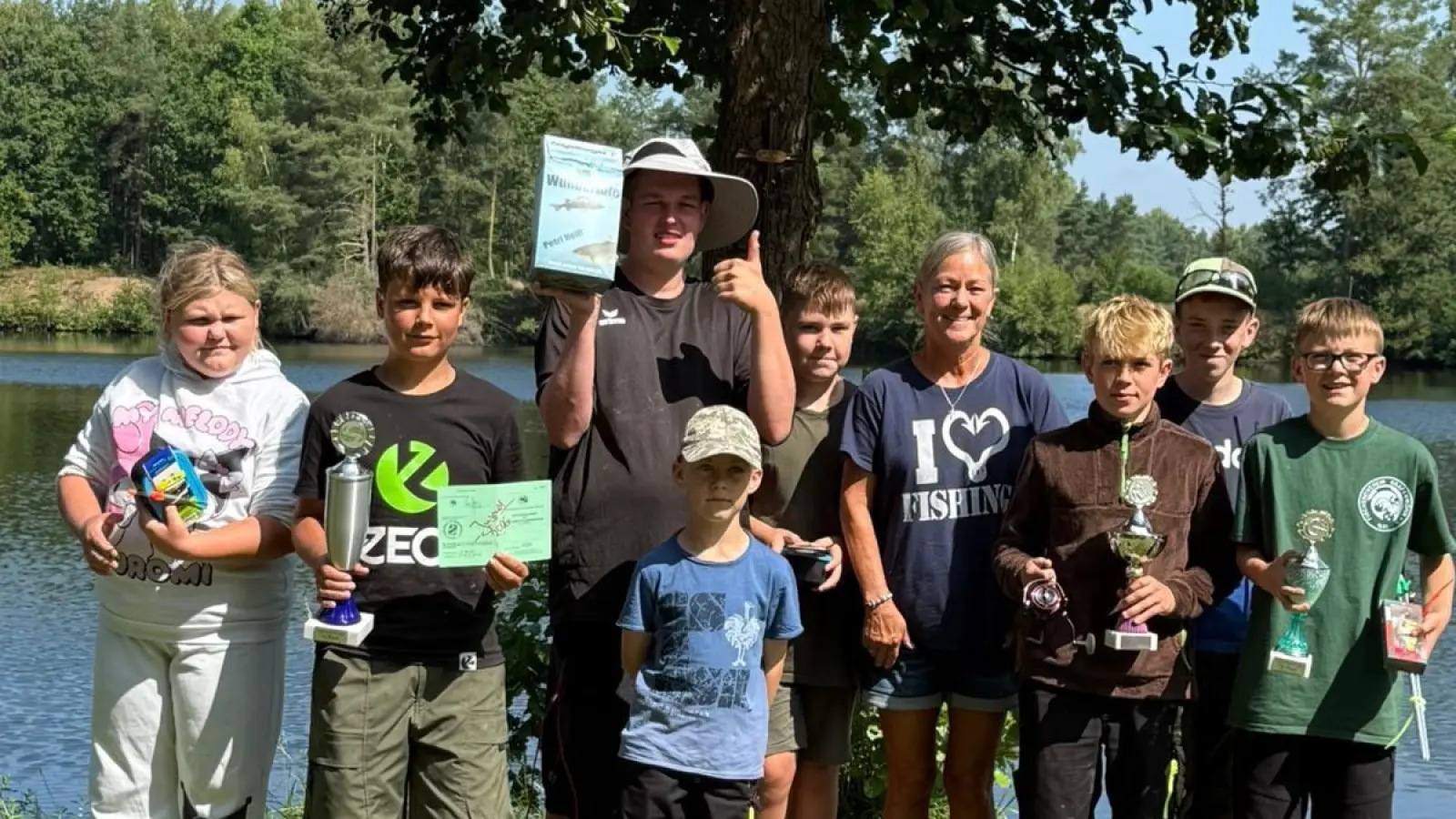 Einige Teilnehmer am Jugendzeltlager mit Jugendleiterin Cristi Brewitzer (Bild: Cristi Brewitzer)