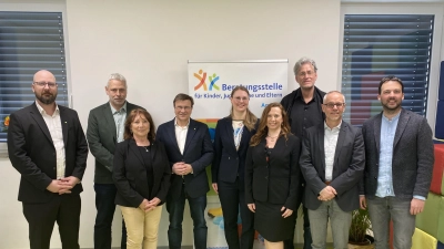v.l.: Abteilungsleiter Michael Hösl, Thomas Schieder, Leiter des Jugendamtes Amberg-Sulzbach, Dagmar Dengel, stellvertretende Vorsitzende der KJF, Michael Eibl, Direktor der KJF, Susanne Augustin, Leiterin Referat für Jugend, Senioren und Soziales der Stadt Amberg, Tanja Ederer, neue Leiterin der Beratungsstelle Amberg, Jörg Podewils, ehemaliger Leiter der Beratungsstäte Amberg, Thomas Boss, Leiter des Jugendamtes Amberg, Dr. Simon Meier, Fachlicher Sprecher der zehn KJF-Beratungsstellen (Bild: Sebastian Schmid)