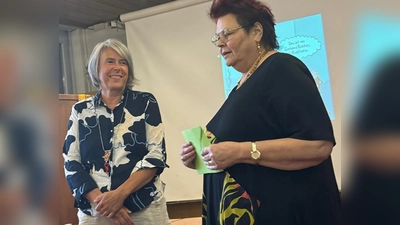 Für 13 Jahre als Vorsitzende des Oberpfälzer Kunstvereins wurde Irene Fritz besonders geehrt. Eine Nachfolge konnte noch nicht gefunden werden. Petra Vorsatz übernimmt einstweilen kommissarisch den 1. Vorsitz.  (Bild: Irene Fritz)