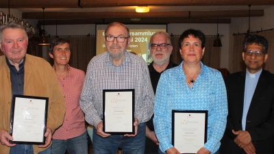 Die Kolpingsfamilie ehrte treue Mitglieder: Oskar Wittmann, Barbara Kaßeckert, Peter Steinhauser, Reiner Gärtner, Manuela Bächer und Präses Pfarrer Joseph (von links). (Bild: Reiner Gärtner/exb)