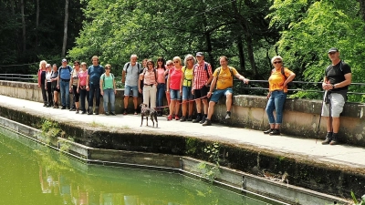 Die Wandergruppe auf dem Brückkanal, wo der Kanal die Schwarzachschlucht überquert. (Bild: Siegi Filipp )