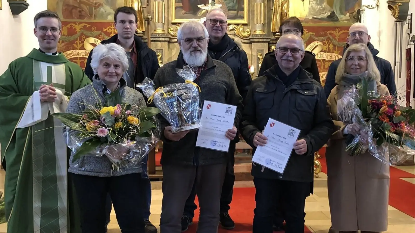 Josef Schieder und Josef Meiler (Mitte, mit Urkunden) legen ihr Mandat nach vielen Jahren in andere Hände, bringen sich aber auf neue Weise für die Expositurgemeinde ein. Dafür dankt ihnen das neugewählte Gremium mit Stadtpfarrer Thomas Kopp. (Bild: Martin Staffe)