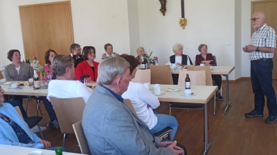 Bernd Bodensteiner (rechts) spricht beim Seniorennachmittag über die Pilgerreise der Pfarrei im Jahr 2019 nach Santiago de Compostela, Lissabon und Fatima . (Bild: Birgit Bergmann)