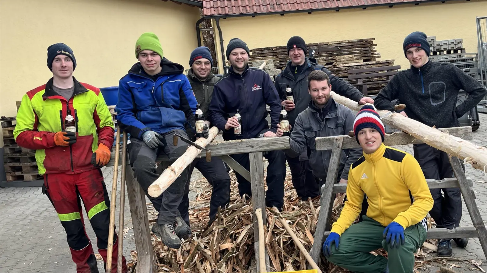 Helfende Mitglieder der KLJB Schmidgaden. (Bild: Theresa Rewitzer)
