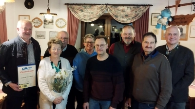 Die neue Führung des CSU Ortsverbandes mit Walter Schauer, Josef Reitinger, Wolfgang Schwab, Martin Winter, Susanne Decker, Albert Schafbauer und den geehrten Sieglinde und Ludwig Dirscherl (von rechts).  (Bild: Heiner Reitinger)