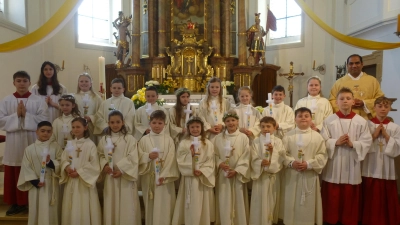 Erstmals am Tisch des Herrn in der Pfarrkirche Heilige Dreifaltigkeit (Bild:  Siegfried Bock)