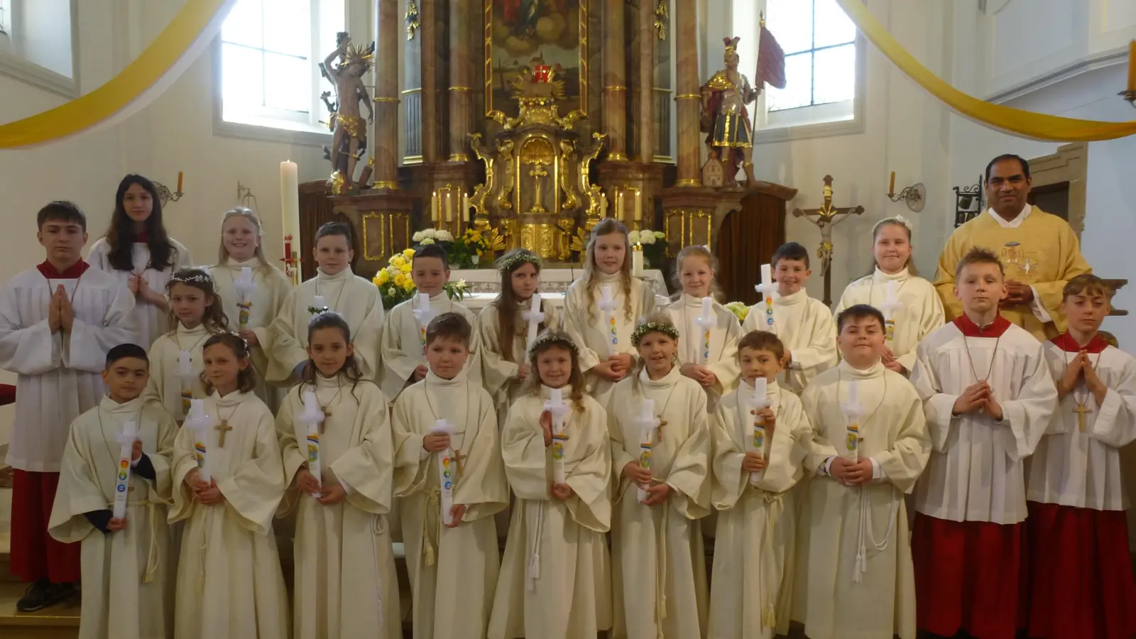 Erstmals am Tisch des Herrn in der Pfarrkirche Heilige Dreifaltigkeit (Bild:  Siegfried Bock)