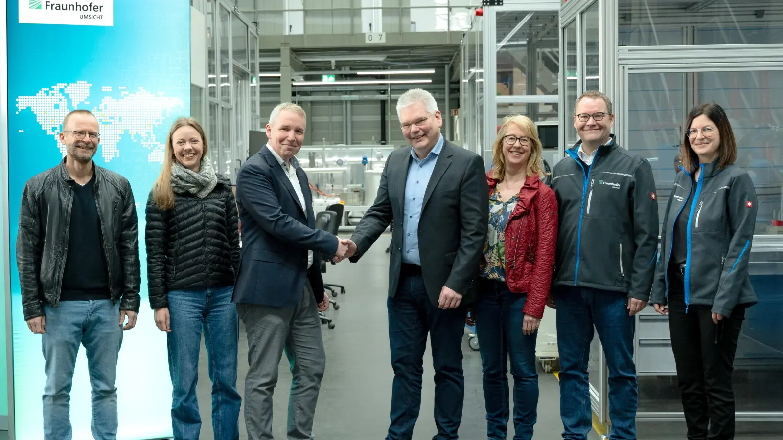 Prof. Matthias Franke, Leiter von Fraunhofer UMSICHT in Sulzbach-Rosenberg und Ulrich Zänker, Schulleiter des HCA Gymnasiums beschließen im Technikum von Fraunhofer die Kooperation zu den Themen Klimawandel, Energiewende und Kreislaufwirtschaft. Im Bild v.l.: Rüdiger Schraml, Marina-Silva Guist (beide HCA-Gymnasium), Prof. Dr.-Ing. Matthias Franke (Fraunhofer UMSICHT), Ulrich Zänker, Doris Schmidt-Hartmann (HCA-Gymnasium) sowie Frederik Betsch und Christine Wolf (beide Fraunhofer UMSICHT). (Bild: Frederik Betsch)