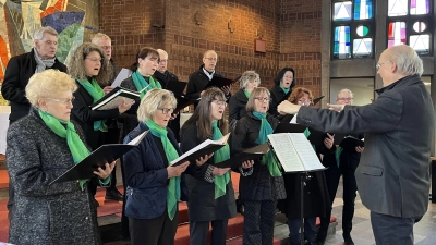 Der Kammerchor unter der Leitung von Helmut Burkhardt. (Bild: Christiane Zeigler)