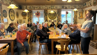 Der Vortrag von Oliver Endress regte die Senioren dazu an, über ihre eigenen Erfahrungen und Erinnerungen an vergangene Zeiten zu sprechen. (Bild: Annemarie Pirkl)
