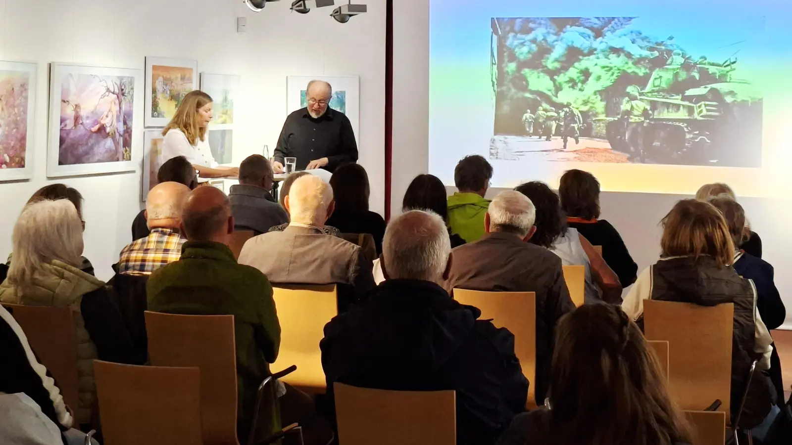 Christine Ascherl (l.) und Stefan Voit (r.) stellen den Zuhörern die Ereignisse der letzten Kriegstage im Stiftland vor (Bild: Birgit Plößner)