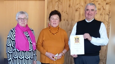 Angelika Vogl, Magdalena Gabriel und geistlicher Beirat Pfarrer Kaufmann bei der Ehrung für 40 Jahre Mitgliedschaft. (von links).  (Bild: Hannelore Gohlke)