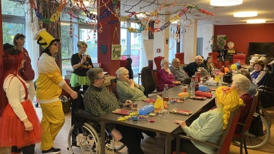 Gemeinsame Faschingsfeier zum Weiberfasching in der Hutzastubn Kemnath mit den Gästen aus Erbendorf. (Bild: Hutzastubn Kemnath/exb)
