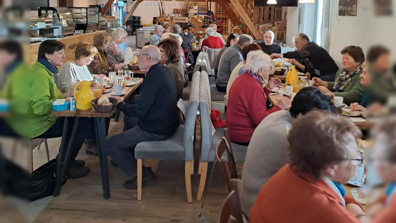 Gemeinsames Frühstück im Mühlenladl in Mähring (Bild: Karin Achatz)
