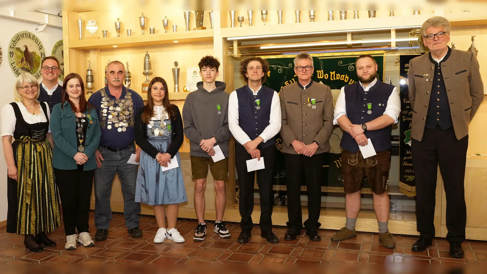 Andrea Spachtholz (1. Zofe), Sportleiter Lukas Spachtholz, Leonora Groß (Schützenliesl), Gerhard Seebauer (Schützenkönig), Lucie Leistner (Jugendschützenkönigin), Luca Ries (1. Jugendritter), Philipp Aures (2. Jugendritter), Ottmar Spachtholz (2. Ritter), Patrick Burger (1. Ritter), Schützenmeister Dr. Johann Kaußler, Nicht auf dem Foto: Ingrid Käsbauer (2. Zofe) -von links.  (Bild: Georg Matzke)