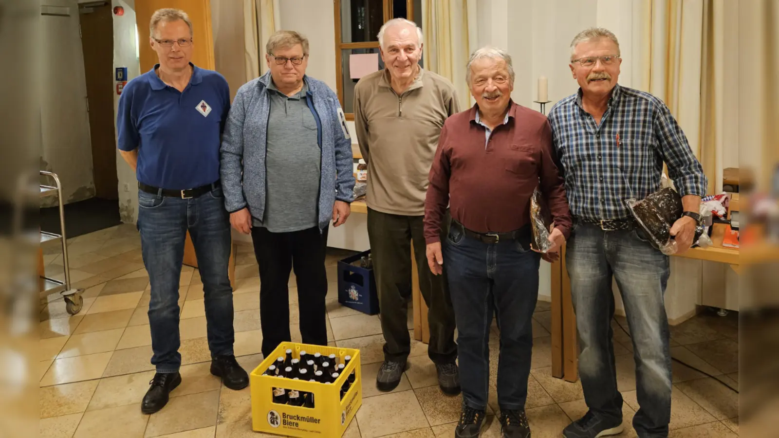 Organisator Hans-Peter Stümpfl verteilte die Gewinne: Der Trostpreis ging an Wolfgang Sporrer, Gerd Hirschmann und Hans Malz reihten sich hinter dem Sieger Karl-Heinz Kreiner ein (von links). (Bild: Joachim Gebhardt)