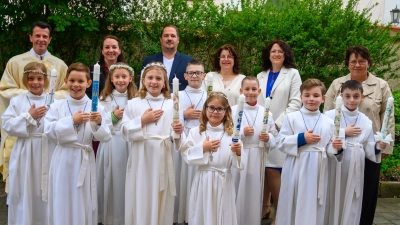 Unsere Erstkommunionkinder mit Pfarrer Thomas Kohlhepp, den Lehrkräften der Hans-Schelter-Schule und dem ehrenamtlichen Erstkommunionteam (Bild: Lukas Kraus)