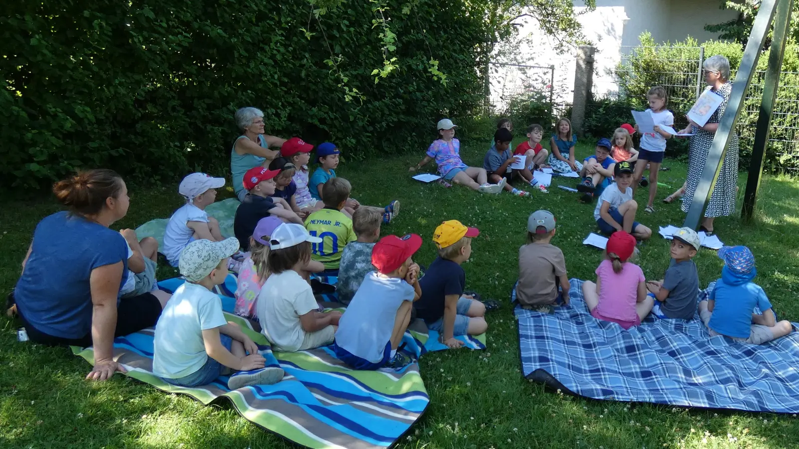 Die Vorschulkinder lauschen gespannt den Vorlesern aus der Grundschule mit Frau Friedl. (Bild: Katrin Bruckner)