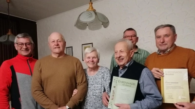 Die Geehrten mit Vorstand des OGV - von links: 2. Vorstand Georg Kraus, Alois Paulus, 2. Vorstand Ingrid Hackel, Siegfried Zach, 1. Vorstand Helmut Wegele, Rudolf Bergmann  (Bild: Anita Hartmann )
