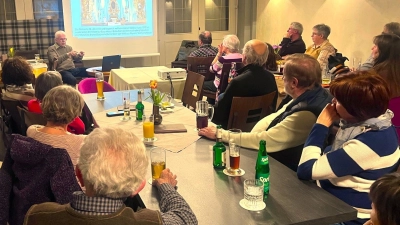 Viele Interessierte fanden sich beim Vortrag des pensionierten Schulleiters Herr Rainer Christoph (vorne).  (Bild: Hermann Meiler)