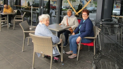 Nach dem Einkaufsbummel bei Edeka ließen sich Marienheimseniorinnen Kaffee und Kuchen in der Stadtbäckerei Schaller schmecken  (Bild: Daniela Donhauser)