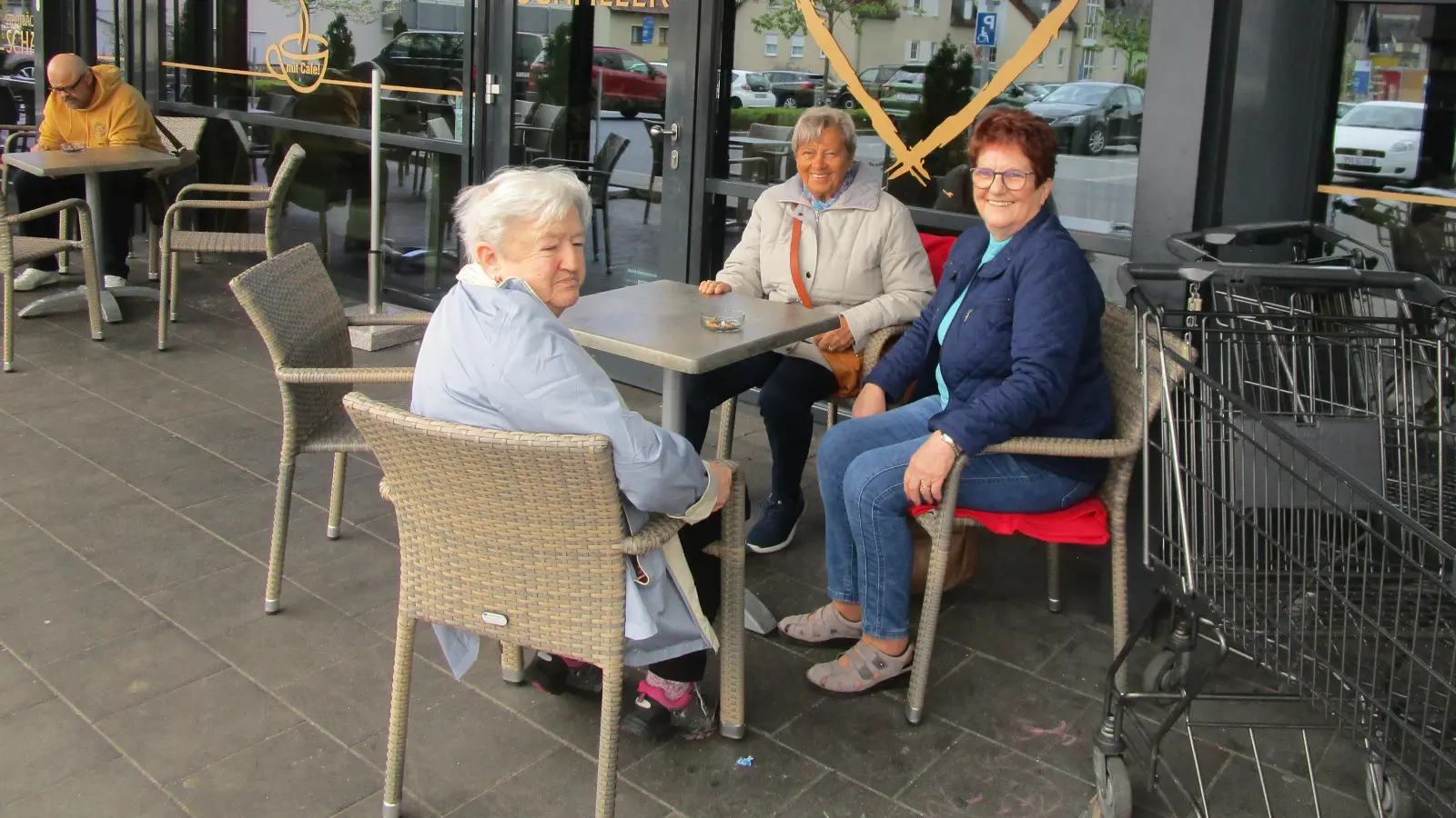 Nach dem Einkaufsbummel bei Edeka ließen sich Marienheimseniorinnen Kaffee und Kuchen in der Stadtbäckerei Schaller schmecken  (Bild: Daniela Donhauser)