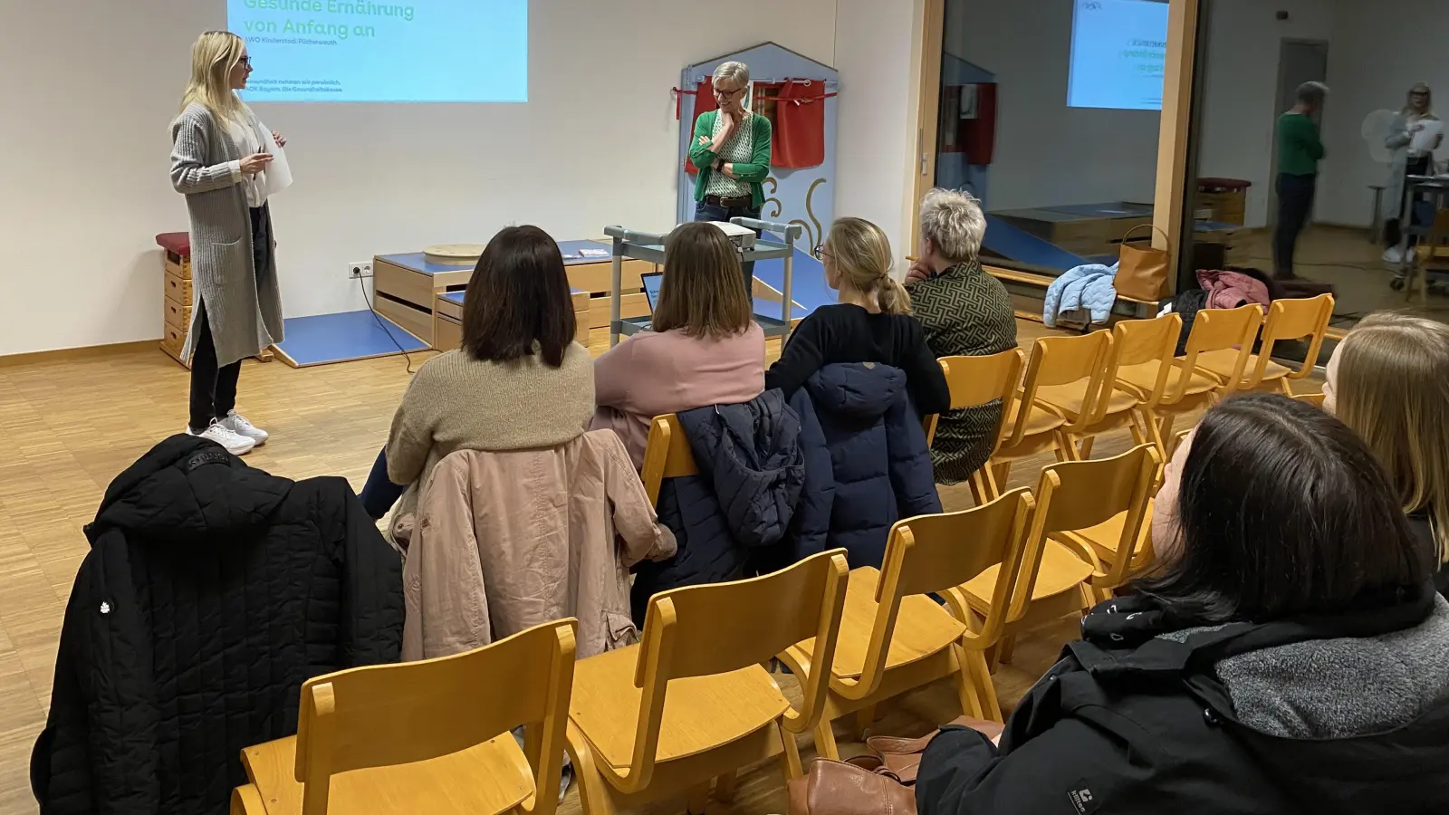 Stephanie Miosga (links), Leiterin des AWO-Kinderstodl Püchersreuth, hatte zum Elternabend mit Ulrike Rauch (rechts) eine kompetente Referentin zum Thema Gesundheit und Ernährung von Anfang an eingeladen. (Bild: Sabrina Arnold)