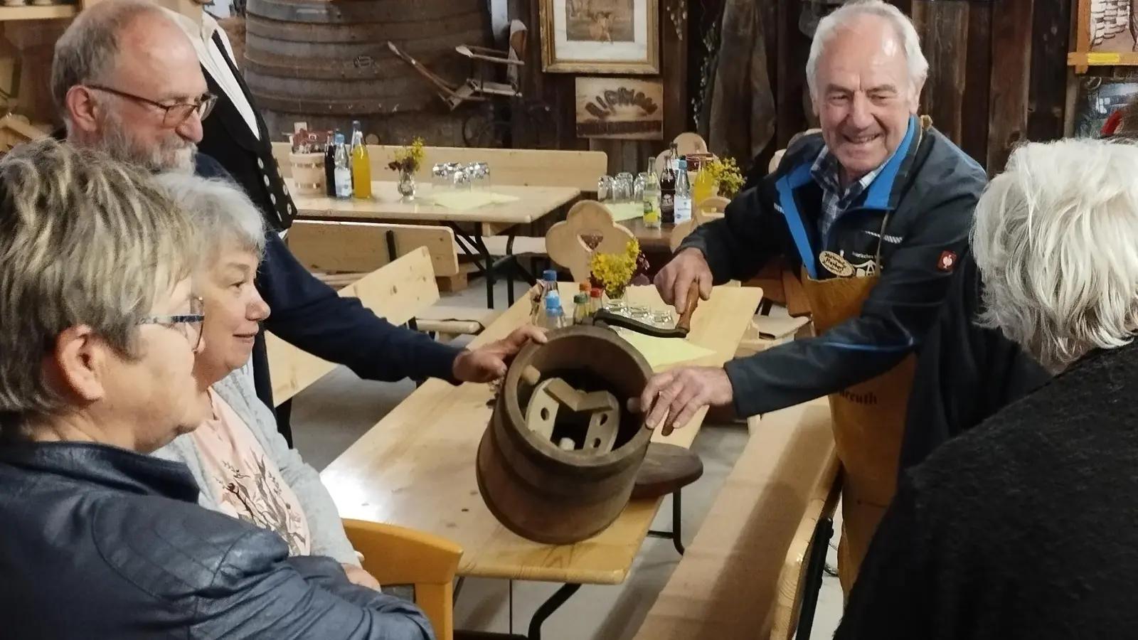 Herbert Konrad (rechts) vom Arbeitskreis zeigte den Besuchern das kleine „Museum”. (Bild: Landratsamt Tirschenreuth/Florian Preisinger/exb)
