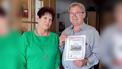 1. Vorstand Richard Sperber gratulierte Irmgard Pöllinger zum 60. Geburtstag mit einem Hüttengutschein (Bild: Horst Reitzner)