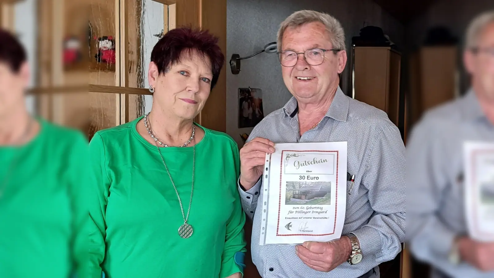 1. Vorstand Richard Sperber gratulierte Irmgard Pöllinger zum 60. Geburtstag mit einem Hüttengutschein (Bild: Horst Reitzner)