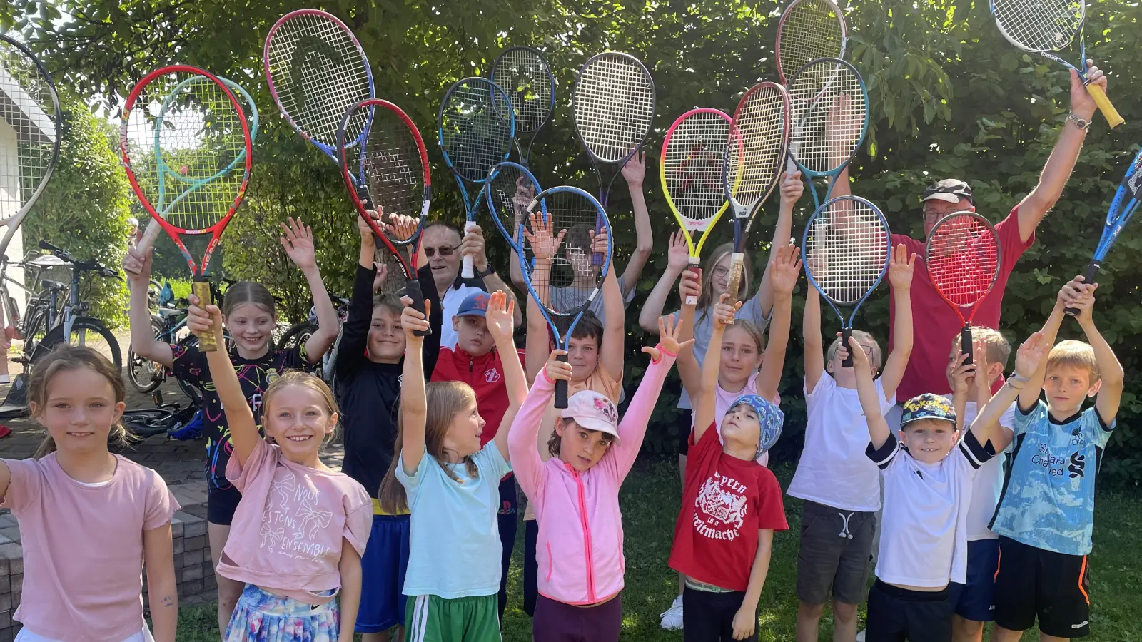 Mit Begeisterung dabei: Die Kinder beim Tennis-Ferienprogramm der DJK Ursensollen (Bild[M]: Herbert Wagner)