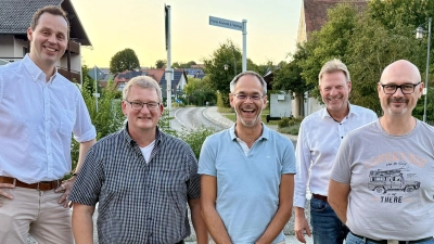 Die geehrten Blutspender mit Bürgermeister Alwin Märkl (Zweiter von links) und BRK-Chef Sebastian Schaller (links). (Bild: Ina Piehler)