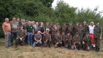 Zu einer Militärpatrouille hatten die Reservisten der Kreisgruppe Oberpfalz Mitte eingeladen. Die Siegermannschaften und das Leitungspersonal stellten sich dem Fotografen für ein Bild gerne zur Verfügung. Rechts Kreisvorsitzender Oberst der Reserve Bertram Gebhard.  (Bild: Paul Böhm)