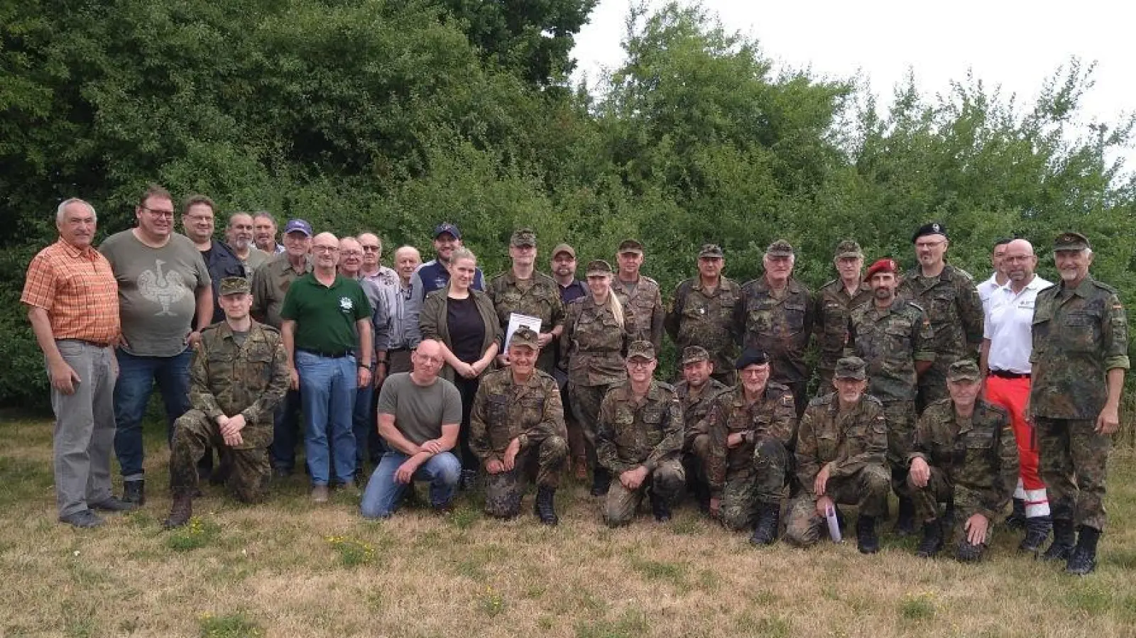 Zu einer Militärpatrouille hatten die Reservisten der Kreisgruppe Oberpfalz Mitte eingeladen. Die Siegermannschaften und das Leitungspersonal stellten sich dem Fotografen für ein Bild gerne zur Verfügung. Rechts Kreisvorsitzender Oberst der Reserve Bertram Gebhard.  (Bild: Paul Böhm)