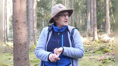 Die Försterin Annette Schödel bei ihren Ausführungen (Bild: Doris Burger)
