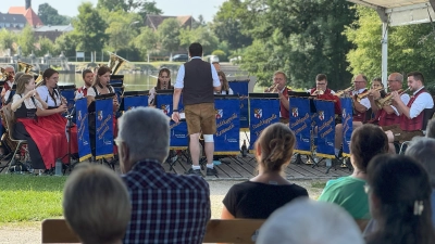 Vor der wunderschönen Kulisse des Stadtweihers Kemnath begeisterte die Stadtkapelle Kemnath das Publikum auf der Seebühne mit einem abwechslungsreichen Sommerkonzert. (Bild: Nina Lang)