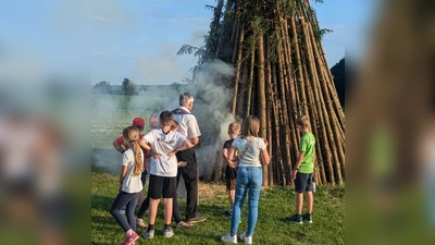 Pfarrer Georg Praun segnete unter den Augen vieler interessierter Kinder das entzündete Johannisfeuer  (Bild: Christiane Wagner)