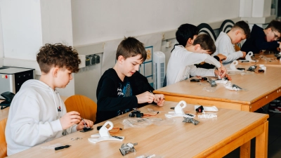 Schüler der Realschule im Stiftland bei dem Bau eines Greifroboters (Bild: Tobi Frauendorfer)