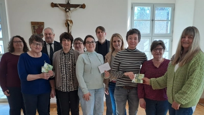 Das Vorstandsteam der KLB bei der Spendenübergabe. Mit im Bild Pfarrer Oliver Pollinger (hinten Mitte), Bürgermeister Johann Burger (hinten links), Sabine Kuran von der KLB-Diözesanvorstandschaft (4. von rechts), Frau Ackermann und Frau Häckl von der Tagespflege Mitterteich (1. und 3. von rechts) sowie Gertrud Männer vom Seniorenkreis Leonberg (2. von links)  (Bild: Kerstin Voith)