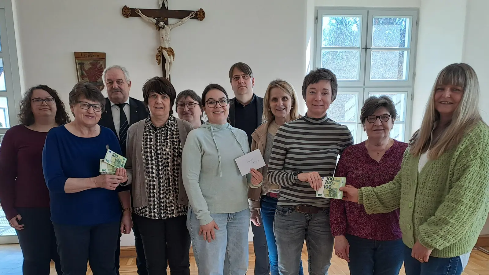 Das Vorstandsteam der KLB bei der Spendenübergabe. Mit im Bild Pfarrer Oliver Pollinger (hinten Mitte), Bürgermeister Johann Burger (hinten links), Sabine Kuran von der KLB-Diözesanvorstandschaft (4. von rechts), Frau Ackermann und Frau Häckl von der Tagespflege Mitterteich (1. und 3. von rechts) sowie Gertrud Männer vom Seniorenkreis Leonberg (2. von links)  (Bild: Kerstin Voith)