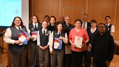 Dirigentin + 2. Vorsitzende Sabine Kredler, Angela Koller, Magdalena Sachsenhauser, 1. Vorsitzende Anja Bauer, Monika Meiler, Theresa Streit, Gerhard Engel (Bezirksvorsitzender und Vizepräsident NBMB), Peter Wismeth, Hedwig Trummer, 2. Bürgermeister Thorsten Grädler, Melanie Kussinger, Pfarrer Hrudaya Kumar Madanu, Hannah Bauer (Bild: Lena Wiesnet)