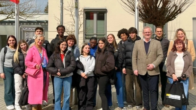 Oberbürgermeister Andreas Feller (4. von rechts) hieß die Schülerinnen und Schüler aus Italien im Schwandorfer Rathaus willkommen. (Bild: Andreas Hofmeister)