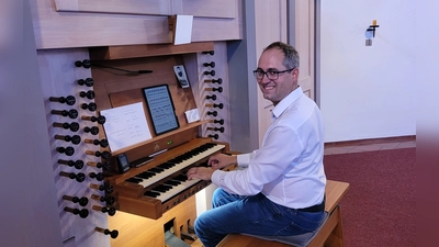 Kirchenmusiker Andreas Feyrer an der Sandtner-Orgel der Pfarrei Amberg-St. Konrad.  (Bild: Michael Jakob)