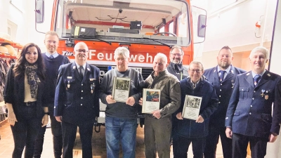 Von links: 1. Bürgermeisterin Margit Bayer, 2. Kommandant der FF Waldershof Fabian Totzauer, KBM Günther Fachtan, Ehrenmitglied Karl Spörrer, Siegfried Kellner, Wolfgang Gmeiner, Raimund Lenhard, 1. Kommandant Thomas Stilp, 1. Vorsitzender Konrad Ernstberger. (Bild: Peter Pöhlmann)