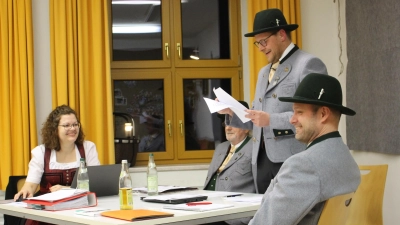 Zuversichtlich blicken Vorsitzender Johannes Pamler (stehend) und seine Vorstandskollegen Monika Pemp, Rainer Göppl (von links) und Matthias Wegmann (rechts) in die Zukunft des Trachtenvereins „D&#39;Haidnaabtaler”, dessen Mitgliederzahl weiter gewachsen ist. (Bild: Bernhard Piegsa)