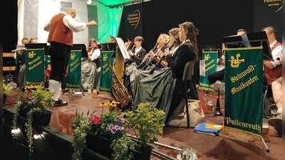 Die Steinwaldmusikanten Pullenreuth unter der Leitung von Johannes Hecht bei der Serenade in der Grünen Mitte Pullenreuth (Bild: Bernadette Lippert)
