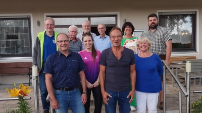 Auf dem Bild sind die für langjährige Mitgliedschaft geehrten Personen, vorne von links -&gt; Matthias Ruoff (15 Jahre), (Anna Ruoff (25 Jahre), Bernd Kopp (50 Jahre), Christa Lilla (50 Jahre), hinten -&gt; 2.vl. Theodor Heinz (70 Jahre) und 4.vl. Winfried Meister (70 Jahre).  (Bild: Georg Peters)